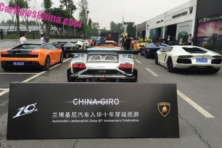 Để kỷ niệm 10 năm Lamborghini có mặt tại thị trường Trung Quốc, "đàn  siêu bò" Lamborghini gồm 30 chiếc đã tụ tập tới dự sự kiện kỷ niệm của hãng siêu xe đình đám đến từ nước Ý.